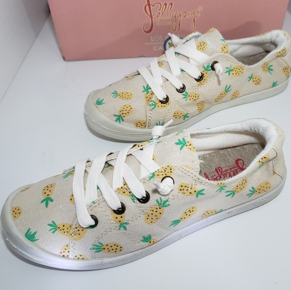 Jellypop Shoes - NIB Brand New Beige Pineapple Canvas Sneakers